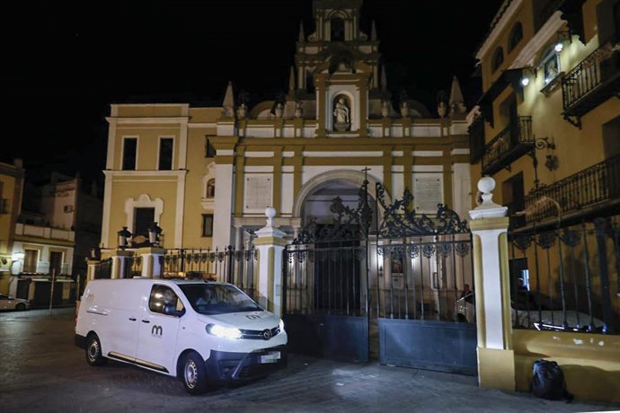 Archivo - Coche de la funeraria en la Basílica de La Macarena en Sevilla durante la exhumación de Queipo de Llano, en aplicación de la Ley de la Memoria Histórica (2 de noviembre de 2022). 