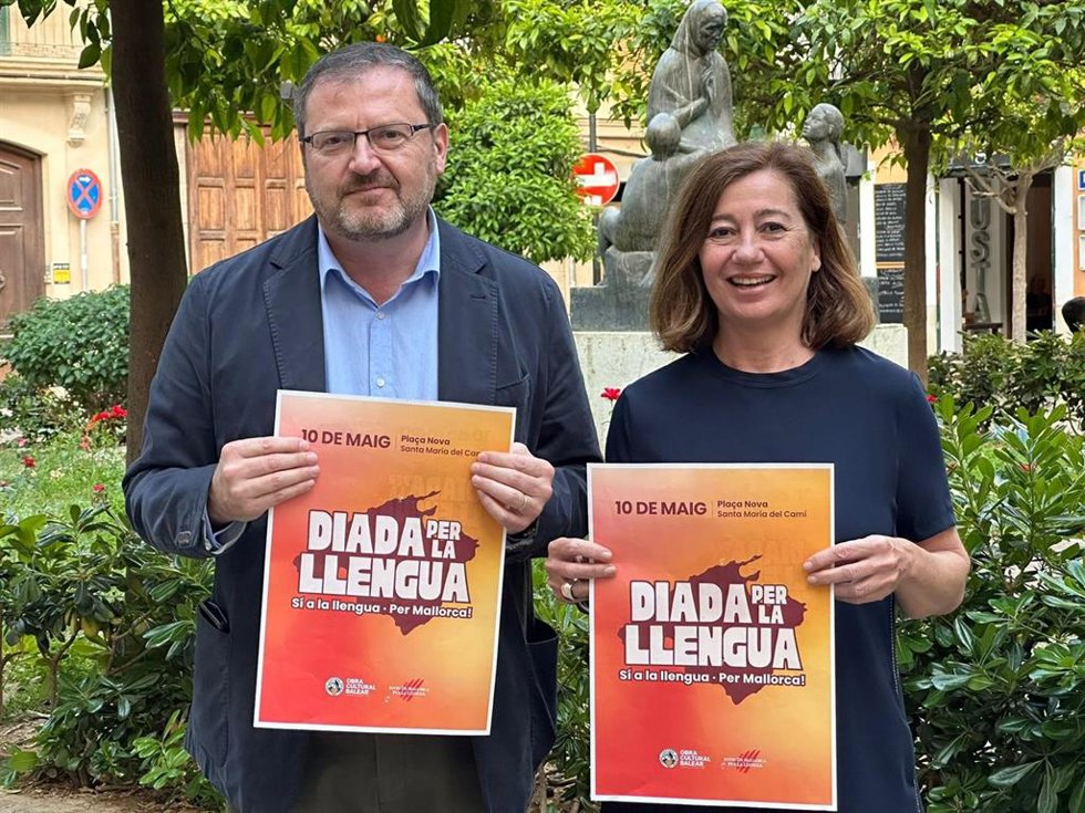 El presidente de la OCB, Antoni Llabrés, y la secretaria general del PSIB, Francina Armengol, con carteles de la próxima Diada per la Llengua