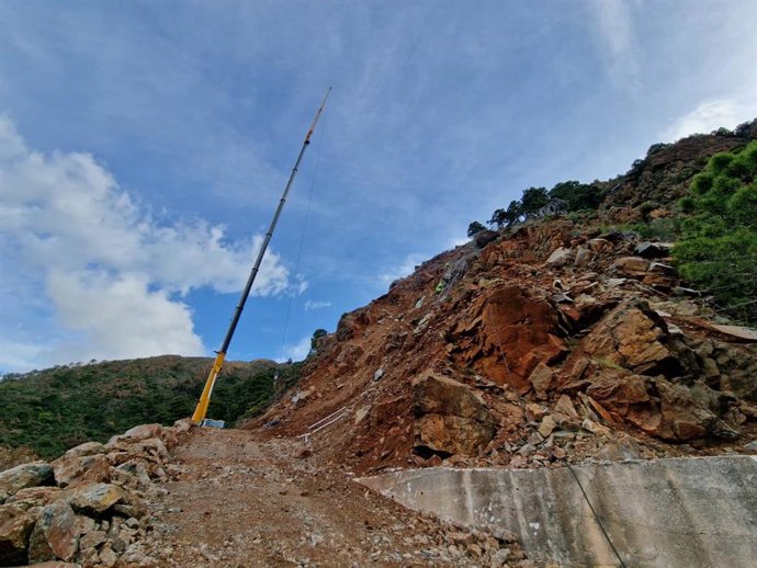 En la actualidad, un equipo formado por una veintena de personas sigue retirando rocas e instalando una membrana de contención en la zona intermedia, donde se dispone de una grúa de gran alcance para subir materiales.