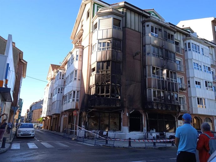 Archivo - Estado del edificio tras el incendio en el local comercial.