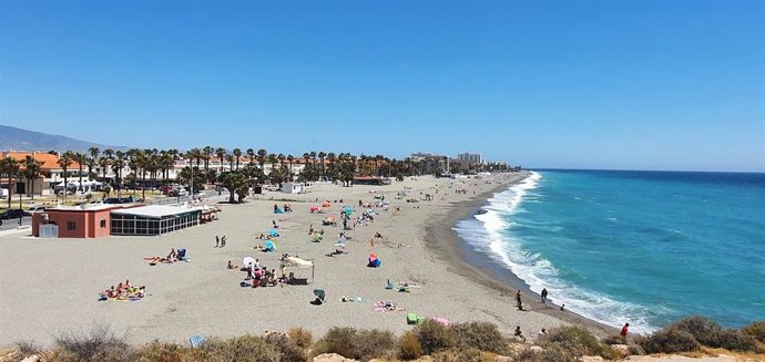 Archivo - Playa en Salobreña, en imagen de archivo