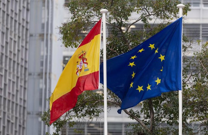 Archivo - Arquivo - As bandeiras da Espanha e da União Europeia tremulam na sede da SEPI, em 7 de fevereiro de 2025, em Madri (Espanha). A Sociedad Estatal de Participaciones Industriales (SEPI) é uma empresa estatal espanhola cujo objetivo é a gestão das