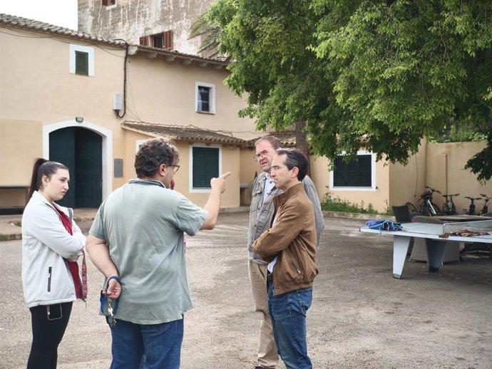 El presidente del IMAS y conseller insular de Bienestar Social, Guillermo Sánchez, visita a las personas usuarias de Es Refugi