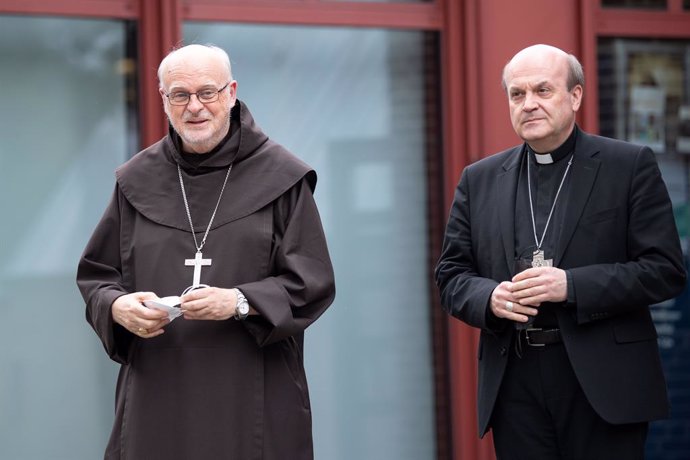 Archivo - 07 June 2021, North Rhine-Westphalia, Cologne: The Apostolic Visitators Anders Arborelius (L) and Hans van den Hende stand in front of Maternushaus,  Pope Francis' two inspectors arrived in Cologne on Monday to carry out a review of the western 