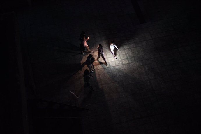 Las calles de la ciudad sin luz durante el apagón, a 28 de abril de 2025, en Barcelona, Catalunya (España). Un apagón eléctrico ha asolado España, Portugal y parte de Francia a las 12.30h. de la mañana. Sin saber aún las causas concretas del apagón, poco 