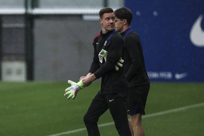 Marc-Andre ter Stegen durante o dia de treinamento do FC Barcelona antes da partida de futebol da Liga Espanhola, La Liga EA Sports, contra o Real Valladolid na Ciudad Esportiva Joan Gamper em 02 de maio de 2025 em Sant Joan Despi, Barcelona, Espanha.