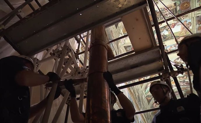 Treballs de preparació per al conclave a la Capella Sixtina
