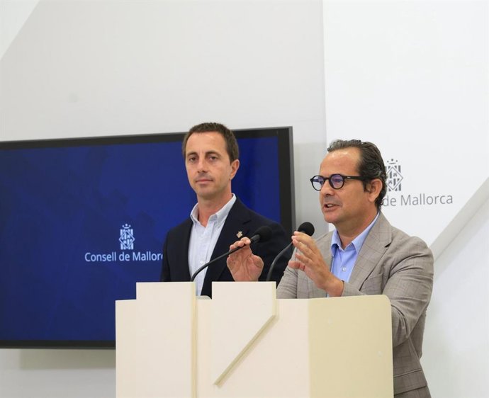 El presidente del Consell de Mallorca, Llorenç Galmés, y el conseller insular de Presidencia, Antoni Fuster