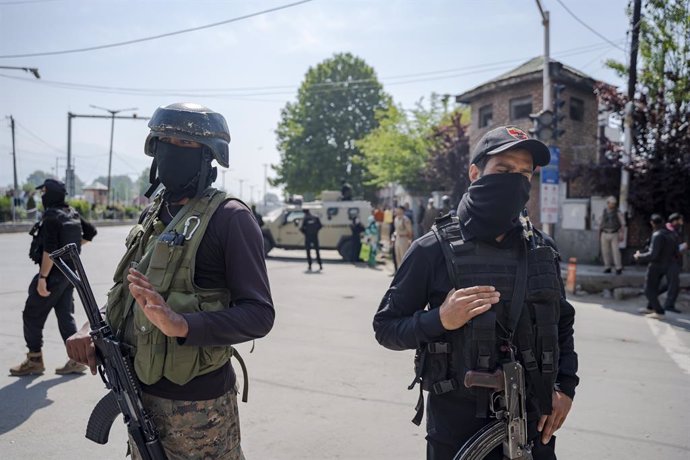 Membres de les forces de seguretat d'Índia Srinagar, en el Caixmir indi, després de l'atemptat perpetrat el 22 d'abril de 2025 contra turistes en Pahalgam, que es va saldar amb almenys 26 morts (arxiu)