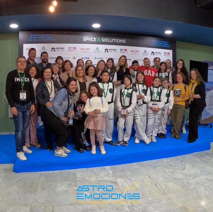 Imagen de grupo de los alumnos que protagonizarán el viaje junto con familiares y docentes del CEIP San Ignacio del Viar