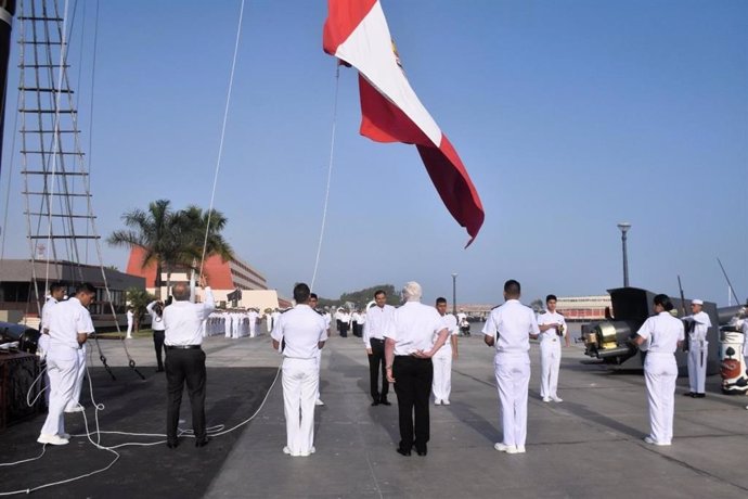 Archivo - Miembros de la Marina de Guerra de Perú izando la bandera nacional (archivo)