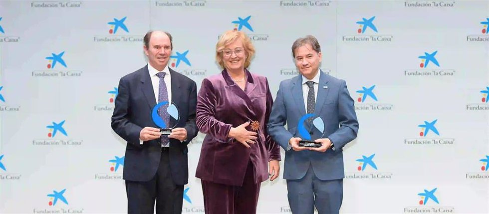 Aurelio López-Barajas, CEO de SUPERCUIDADORES, y Luis Prendes, director general de Fundación Telefónica, recogen el premio SENDA 2024, en la categoría de Promoción del Envejecimiento Activo, por las acciones desarrolladas para reducir la brecha digital