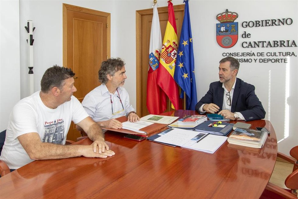 La Asociación Simientes Infinitas presenta al consejero de Cultura la quinta edición del Festival Internacional del Tomate de Cantabria