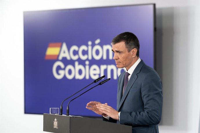 O Presidente do Governo, Pedro Sánchez, comparece perante a mídia no Palácio Moncloa, em 29 de abril de 2025, em Madri (Espanha). Tanto a reunião do Conselho de Segurança Nacional quanto o Conselho de Ministros abordaram exclusivamente a questão da