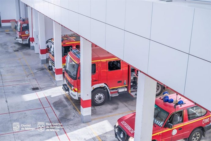 Archivo - Vehículos para la lucha contra la extinción de incendios en uno de los parques del Real Cuerpo de Bomberos de Málaga.