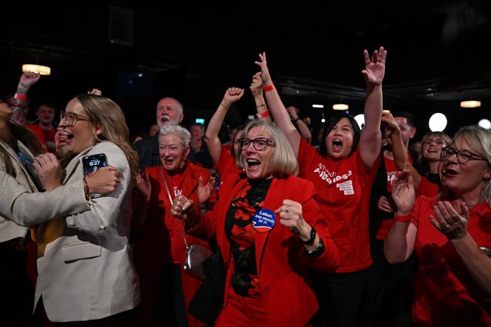 03 de maio de 2025, Austrália, Hurlstone Park: Apoiadores do Partido Trabalhista aplaudem quando os primeiros resultados mostram uma virada contra Peter Dutton na cadeira de Dickson, durante uma recepção das eleições federais para Anthony Albanese, do Par
