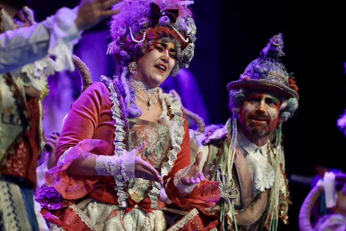 Archivo - La comparsa 'Las ratas' gana el primer premio de su categoría en la final del COAC de Cádiz en el Gran Teatro Falla, a 28 de febrero de 2025 en Cádiz 