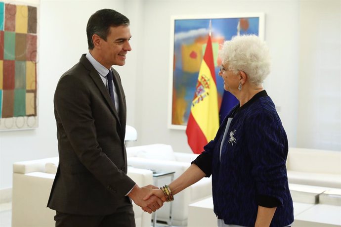 Archivo - El president del Govern central, Pedro Sánchez, amb l'anterior ambaixadora d'Israel a Espanya, Rodica Radien-Gordon