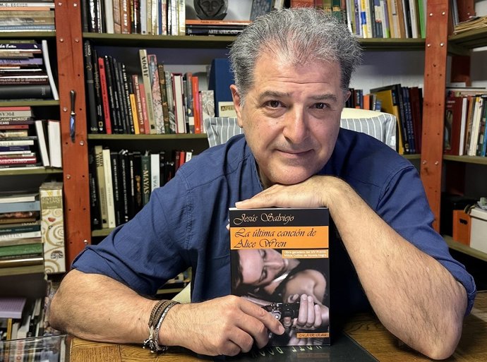 El escritor vallisoletano Jesús Salviejo posa junto a su nueva novela, 'La última canción de Alice Wren'