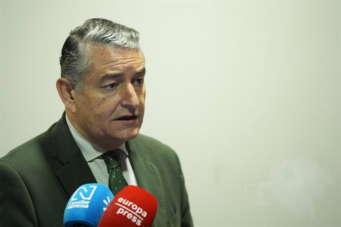 Antonio Sanz atiende a los medios de comunicación en Almonte (Huelva)