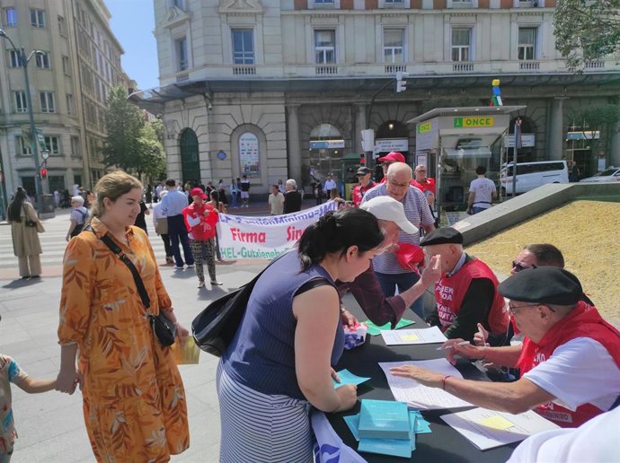 Recogida de firmas del Movimiento de Pensionistas de Euskal Herria en Bilbao