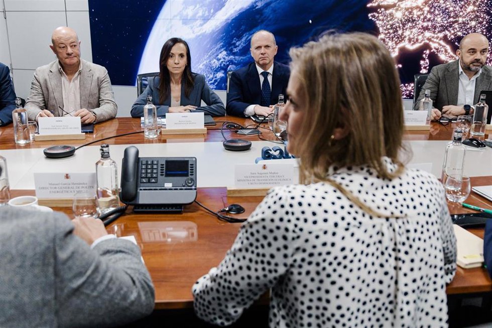 La vicepresidenta tercera y ministra para la Transición Ecológica y el Reto Demográfico, Sara Aagesen y la presidenta de Red Eléctrica de España, Beatriz Corredor, asisten a la reunión del Comité para el análisis de la crisis eléctrica, en la sede de Re