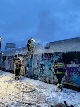 Bomberos de la Diputación apagan el fuego en un vagón de tren de la línea Valladolid-Puebla de Sanabria