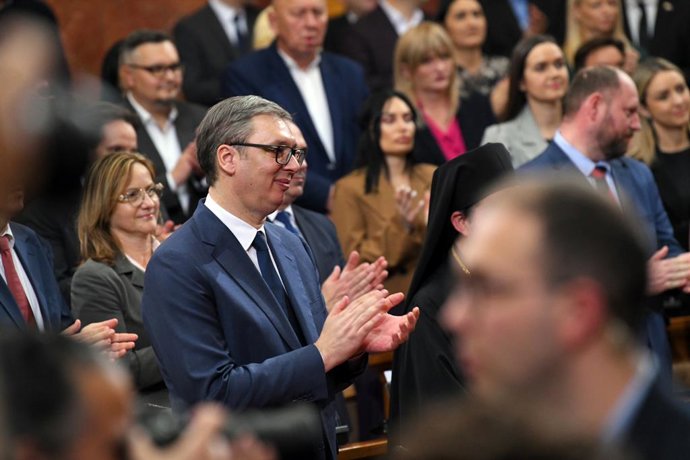 BELGRADO, 16 de abril de 2025 -- O presidente da Sérvia, Aleksandar Vucic, participa da cerimônia de juramento do novo governo no prédio do Parlamento Sérvio em Belgrado, Sérvia, em 16 de abril de 2025. A Assembleia Nacional da Sérvia elegeu na quarta-fei