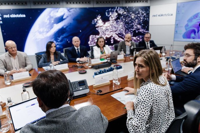 A Terceira Vice-Presidente e Ministra da Transição Ecológica e do Desafio Demográfico, Sara Aagesen, e a Presidente da Red Eléctrica de España, Beatriz Corredor, participam da reunião do Comitê para análise da crise de eletricidade, na sede da Red Eléctri