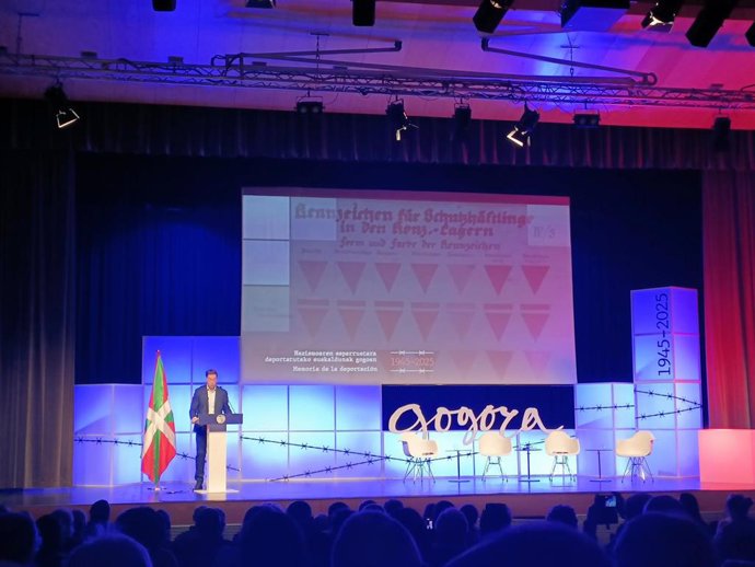 El lehendakari, Imanol Pradales, interviene en el acto en memoria de los vascos deportados a campos nazis.