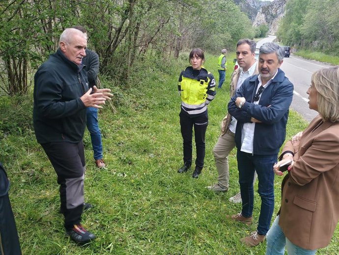 El alcalde de Caso, Miguel Fernández, la jefa del área de Bomberos del SEPA, Lucía Blanco, el dg de Cooperación Local y Seguridad, Olmo Ron, el consejero de  Movilidad,  Alejandro Calvo, y la dg  de Medio Ambiente, Susana Madera.