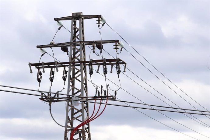 Archivo - Un poste eléctrico, a 14 de marzo de 2025, en Madrid (España). El Índice de Precios de Consumo (IPC) ha subido un 0,4% en febrero en relación al mes anterior y ha elevado una décima su tasa interanual, hasta el 3%. La inflación, por tanto, encad