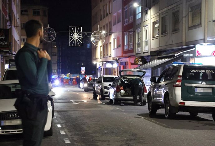 Archivo - Varios agentes de la Guardia Civil acordonan la zona del suceso en Carballo, a 4 de diciembre de 2024, en Carballo, A Coruña, Galicia (España). Un hombre ha fallecido este miércoles al resultar herido con un arma de fuego en el bar Castro de Car