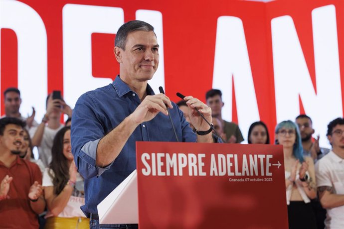 Archivo - El secretario general del PSOE y presidente del Gobierno en funciones, Pedro Sánchez, durante su participación  en un acto público, a 07 de octubre del 2023 en Granada (Andalucía, España). El secretario general del PSOE y presidente del Gobierno