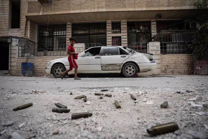 01 May 2025, Syria, Ashrafiyat Sahnaya: A child looks at spent cartridges lying on the ground in Ashrafiyat Sahnaya, in the Rif Dimashq Governorate, following deadly clashes between members of the Druze minority and pro-government fighters. Photo: Moawia 