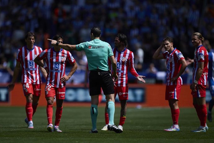 Jugadores del Atlético de Madrid ante el árbitro Juan Martínez Munuera durante el partido ante el Deportivo Alavés en Mendizorrotza