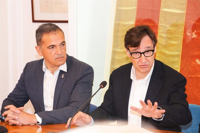 El presidente de la Generalitat de Catalunya, Salvador Illa, junto al alcalde de Sant Feliu de Guíxols (Girona), Carles Motas