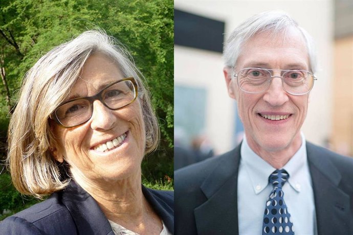 Archivo - La bióloga Ana María Crespo de las Casas y el astrofísico y Premio Nobel de Física en 2006 John Matter