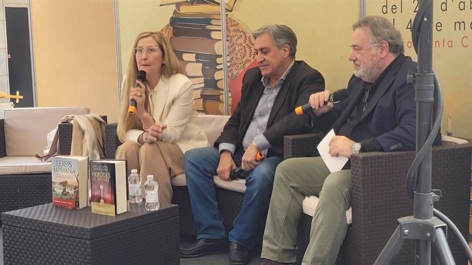 Luz Gabás en la Feria del Libro de Castelló.