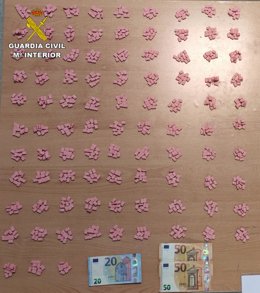 Casi 1.000 pastillas de MDMA y dinero en efectivo incautado al joven detenido en Ibiza