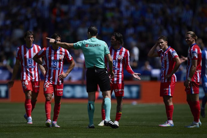 Jogadores do Atlético de Madri protestam contra Juan Martinez Munuera durante a partida da LaLiga EA Sports entre o Deportivo Alaves e o Atlético de Madri no Mendizorrotza em 3 de maio de 2025, em Vitoria, Espanha.