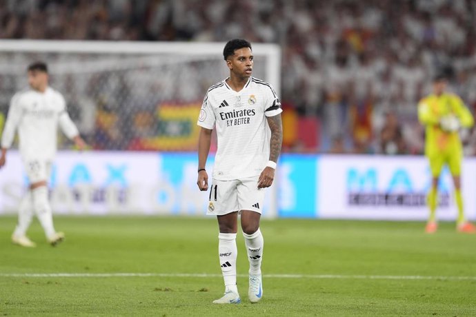 Rodrygo Goes, do Real Madrid, observa durante a final da Copa do Rei da Espanha, partida de futebol disputada entre FC Barcelona e Real Madrid no Estádio La Cartuja, em 26 de abril de 2025, em Sevilha, Espanha.