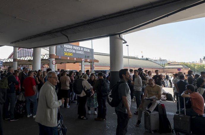 Pessoas aguardam na estação Atocha após o apagão de eletricidade em 28 de abril de 2025 em Madri (Espanha).
