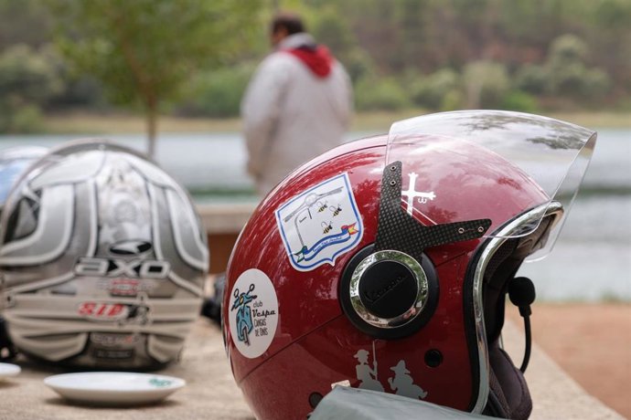 Archivo - Cascos de moto