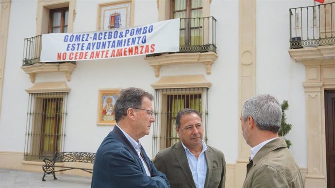 El alcalde de Burguillos con Ricardo Sánchez y Juan Bravo