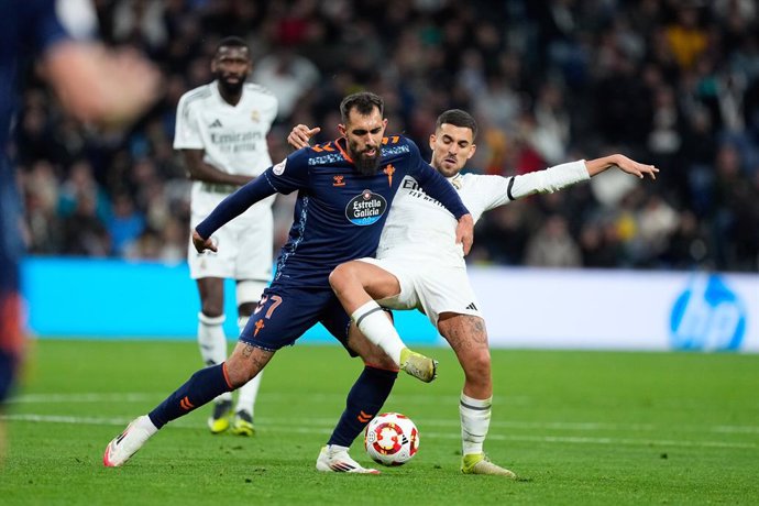 Archivo - Borja Iglesias of Celta de Vigo and Dani Ceballos of Real Madrid in action during the Spanish Cup, Copa del Rey, round of 16 football match played between Real Madrid and RC Celta de Vigo at Santiago Bernabeu stadium on January 16, 2025, in Madr