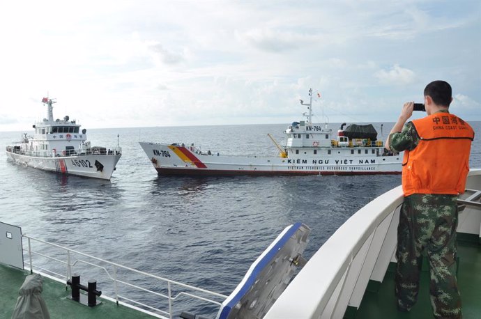 Archivo - Dec. 26, 2015 - File - A Chinese coastguard vessel with what appeared to be gun turrets entered territorial waters claimed by Japan in the East China Sea, Japan's coastguard said on Saturday, adding that it was the first such incursion by an arm