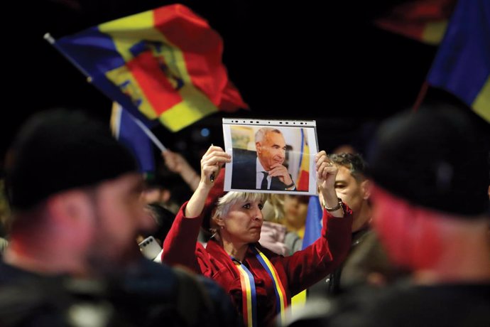 Archivo - BEIJING, March 12, 2025  -- People gather in front of Romania's Constitutional Court headquarters in Bucharest, Romania, on March 11, 2025.   Romania's Constitutional Court (CCR) on Tuesday upheld the Central Electoral Bureau's (BEC) decision to