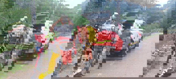 Efectivos de emergencias y espeleólogos se preparan para entrar a la cueva