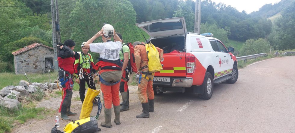 Efectivos de emergencias y espeleólogos se preparan para entrar a la cueva
